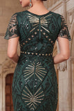 Vestido de los años 20 con flecos verde oscuro con cuello redondo y cuentas con flecos