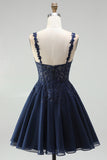 Tirantes florales de encaje de gasa azul marino Vestido corto de bienvenida con perlas