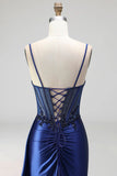 Corsé azul real con escote de capucho transparente, floral de satén fruncido, lentejuelas, vestido largo de graduación con abertura