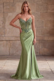 Vestido largo de graduación largo de satén fruncido con cuentas y satín corsé verde, escote en V y sello en V
