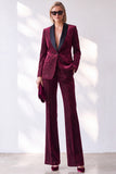 Traje largo de mujer de terciopelo burdeos con solapa de rayas finas