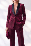 Traje largo de mujer de terciopelo burdeos con solapa de rayas finas