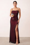 Vestido de noche largo con tirantes finos y abertura en rojo y negro