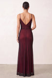 Vestido de noche largo con tirantes finos y abertura en rojo y negro
