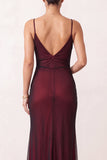 Vestido de noche largo con tirantes finos y abertura en rojo y negro