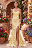 Vestido de baile de graduación con capucha de perlas amarillas de satén sirena amarilla y perlas con cuentas y abertura