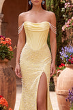 Vestido de baile de graduación con capucha de perlas amarillas de satén sirena amarilla y perlas con cuentas y abertura