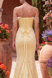Vestido de baile de graduación con capucha de perlas amarillas de satén sirena amarilla y perlas con cuentas y abertura