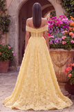 Vestido de graduación amarillo de tul de perlas con bordado floral sin tirantes línea A y línea descubierto