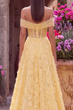 Vestido de graduación amarillo de tul de perlas con bordado floral sin tirantes línea A y línea descubierto