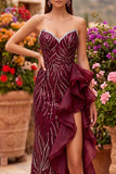 Vestido largo sin tirantes Sirena con lentejuelas burdeos y abertura con volantes