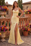 Vestido de graduación largo con tirantes finos de sirena amarillo con cuello de cuello tipo capucho floral y tirantes finos