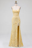 Vestido de graduación largo con tirantes finos de sirena amarillo con cuello de cuello tipo capucho floral y tirantes finos