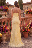 Vestido de graduación largo con tirantes finos de sirena amarillo con cuello de cuello tipo capucho floral y tirantes finos