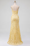 Vestido de graduación largo con tirantes finos de sirena amarillo con cuello de cuello tipo capucho floral y tirantes finos