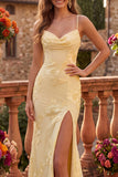 Vestido de graduación largo con tirantes finos de sirena amarillo con cuello de cuello tipo capucho floral y tirantes finos