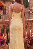 Vestido de graduación largo con tirantes finos de sirena amarillo con cuello de cuello tipo capucho floral y tirantes finos