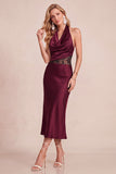 Vestido midi de invitada de boda de satén burdeos con escote drapeado y detalles de encaje