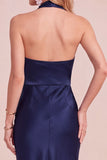 Vestido midi de invitada de boda de satén burdeos con escote drapeado y detalles de encaje