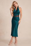 Vestido midi de invitada de boda de satén burdeos con escote drapeado y detalles de encaje