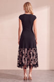 Vestido de invitada de boda midi negro de tul floral con escote redondo y corte en A