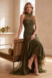 Vestido de invitada de boda de encaje verde oliva corte sirena con cuello alto y volantes