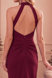 Vestido midi burdeos ajustado con diseño fruncido y bolsillos