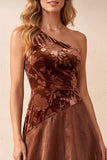 Vestido formal largo de terciopelo floral de un solo hombro de línea A de café