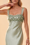 Vestido formal largo con cuello cuadrado de satén verde claro y de cuello cuadrado con lentejuelas