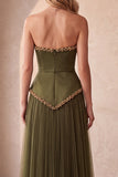 Vestido formal largo de satén plisado sin tirantes en línea oliva con cuentas