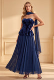 Vestido formal largo de terciopelo azul oscuro sin tirantes con estampado de gasa
