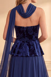Vestido formal largo de terciopelo azul oscuro sin tirantes con estampado de gasa