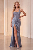 Vestido formal largo de satén arrugado azul polvoriento con funda y flor 3D