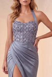 Vestido formal largo de satén arrugado azul polvoriento con funda y flor 3D