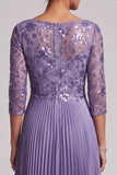 Vestido largo de madre de la novia con cuello de bateau en línea A morado y bordado largo de la novia