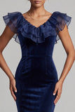 Vestido largo de madre de la novia de terciopelo azul oscuro con escote en V y volantes