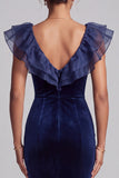 Vestido largo de madre de la novia de terciopelo azul oscuro con escote en V y volantes