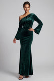 Vestido formal largo de sirena de terciopelo verde oscuro de un hombro mangas acampanadas