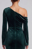 Vestido formal largo de sirena de terciopelo verde oscuro de un hombro mangas acampanadas