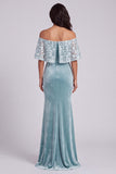 Vestido formal largo de terciopelo azul claro con hombros y aplique de encaje