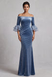 Sirena azul polvoriento con hombros descubiertos, terciopelo fruncido, mangas arrugadas y volantes, vestido formal largo con pedrería