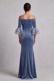 Sirena azul polvoriento con hombros descubiertos, terciopelo fruncido, mangas arrugadas y volantes, vestido formal largo con pedrería