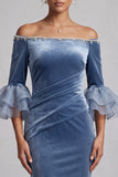 Sirena azul polvoriento con hombros descubiertos, terciopelo fruncido, mangas arrugadas y volantes, vestido formal largo con pedrería