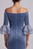 Sirena azul polvoriento con hombros descubiertos, terciopelo fruncido, mangas arrugadas y volantes, vestido formal largo con pedrería