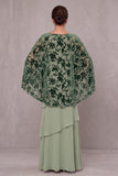 Vestido largo de madre de la novia de cuello redondo de salvia polvoriento con capa de terciopelo quemado