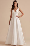 Vestido de novia blanco de escote en V y satén fruncido