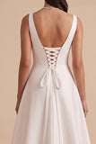 Vestido de novia blanco de escote en V y satén fruncido