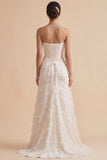 Vestido largo de novia blanco sin tirantes con plumas