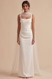 Vestido largo largo de satén fruncido de cuello cuadrado blanco con capa