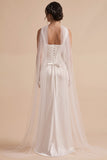 Vestido largo largo de satén fruncido de cuello cuadrado blanco con capa
